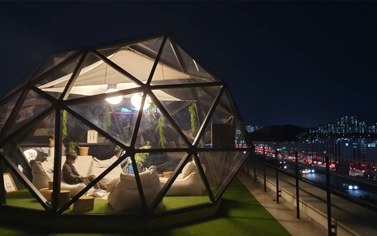 밤에 조명이 켜진 블로비 내부